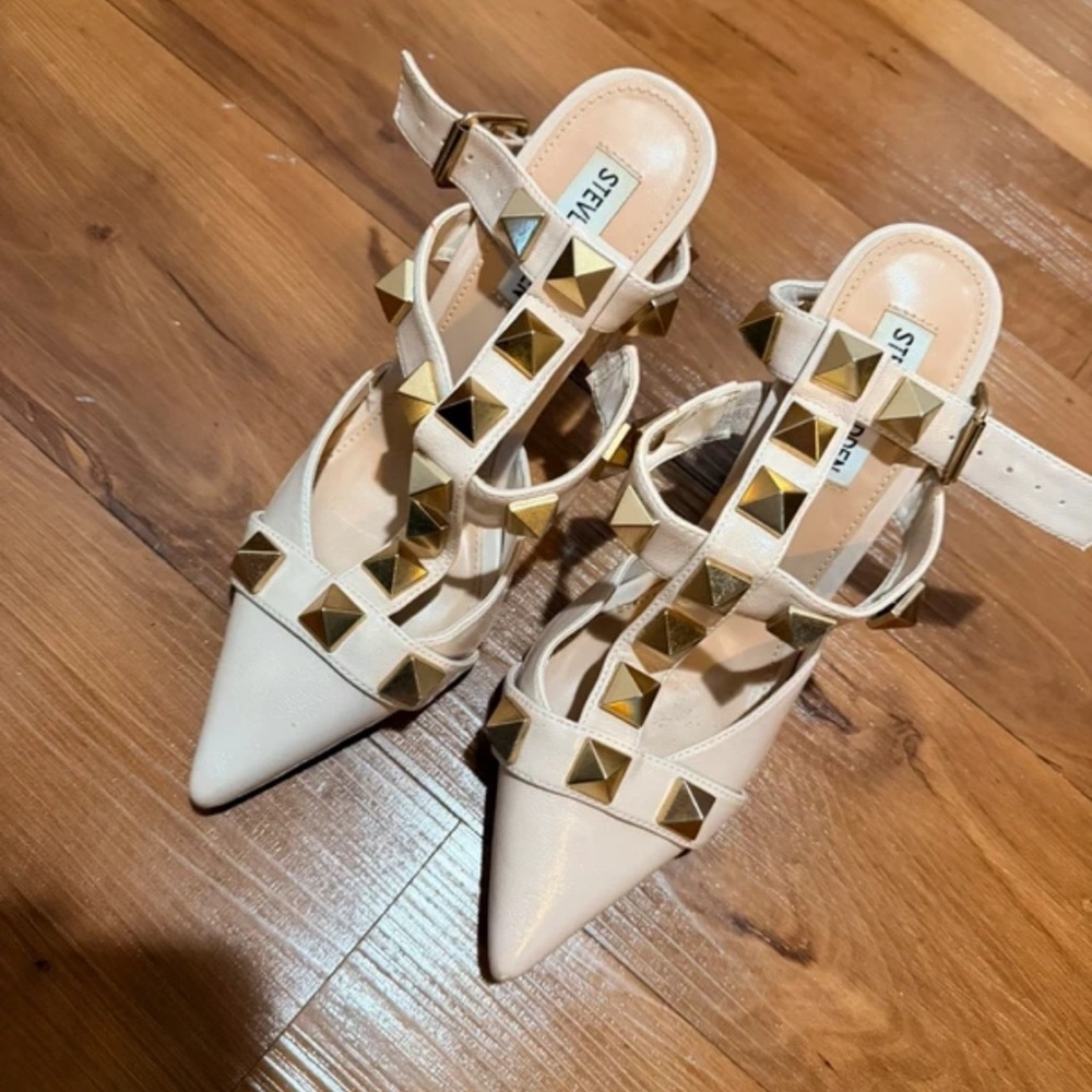 Steve Madden Cream and Gold Pyramid Stud Heels
